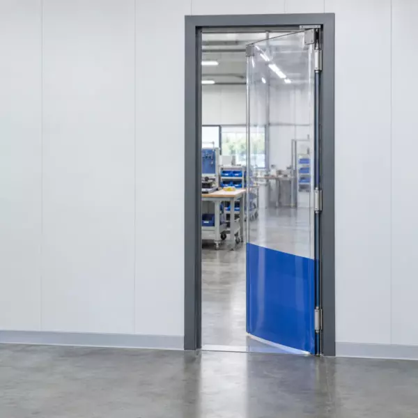 Маятниковая распашная одностворчатая эластичная дверь из ПВХ 270*110